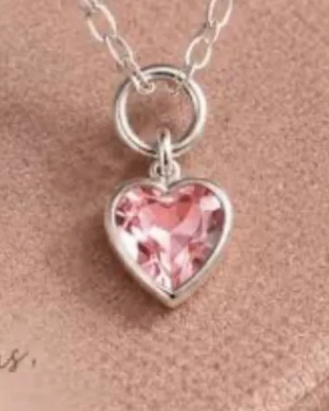 Colar de prata com pingente de coração rosa