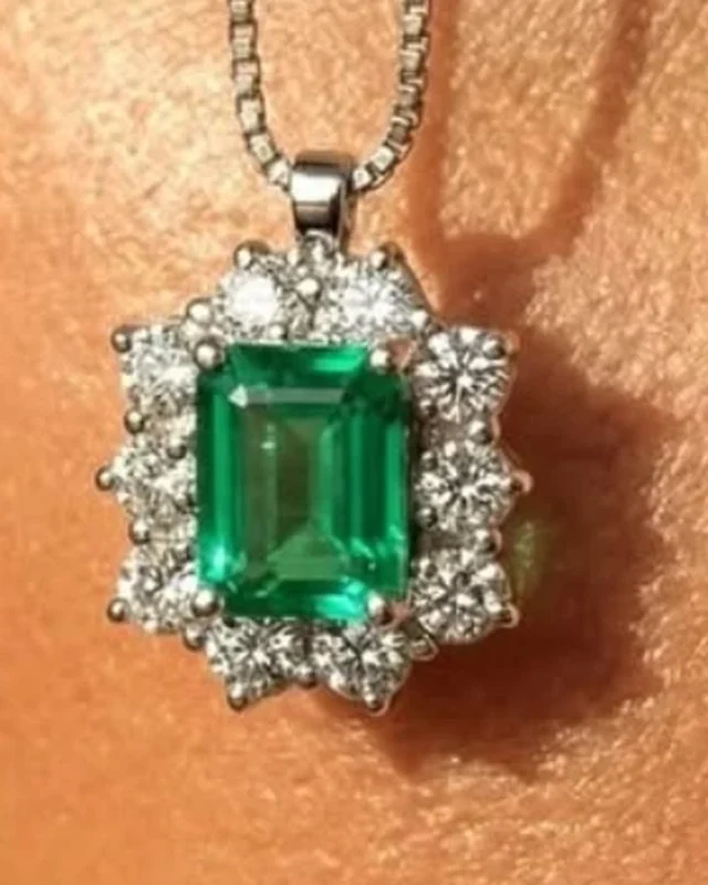 Pingente retangular verde esmeralda cravejado com zircônias, em corrente de prata